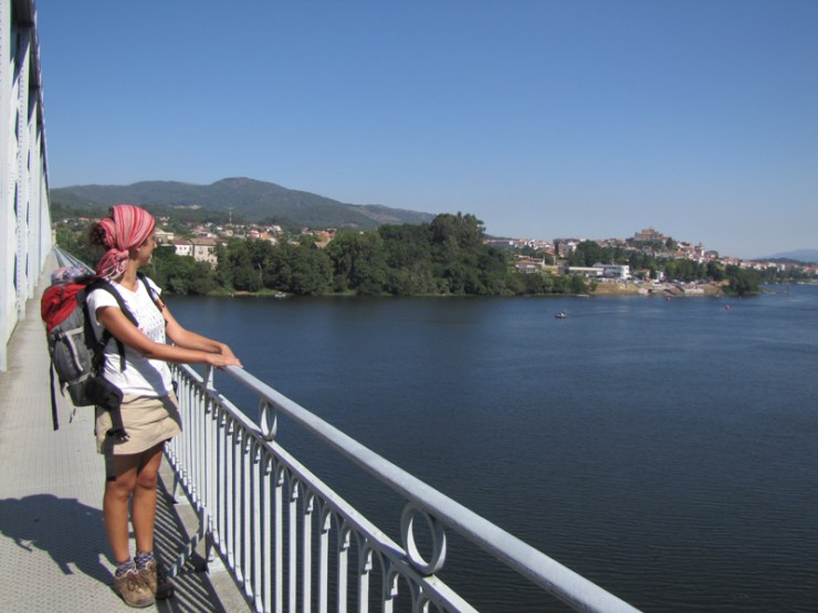 NUBES VIAJERAS. puente internacional de tui